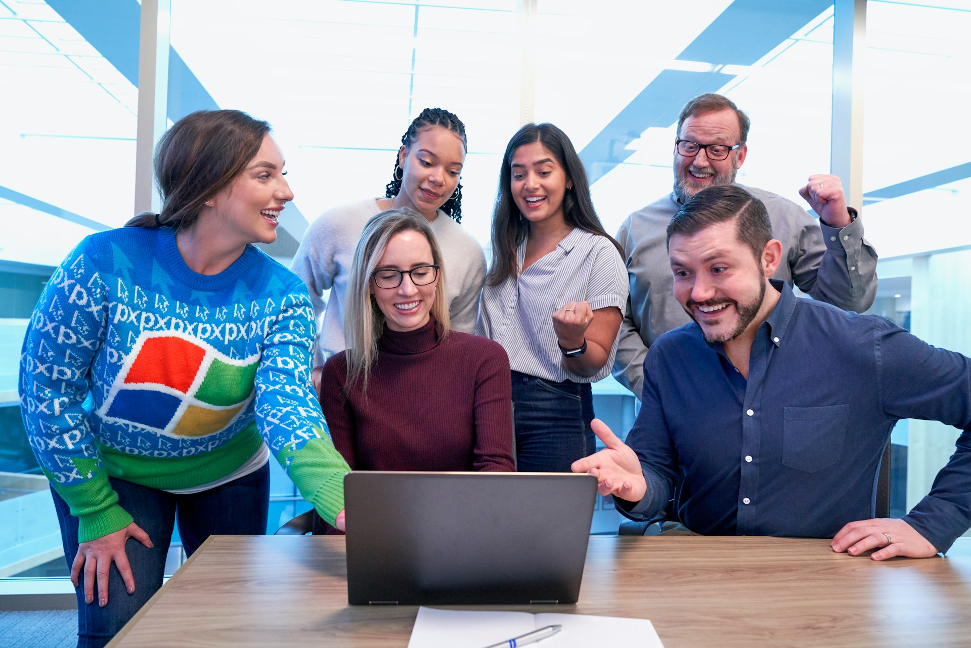 Curso NOM-035-STPS, Factores de Riesgo Psicosocial en el trabajo SIJAP woman in maroon sweater using laptop